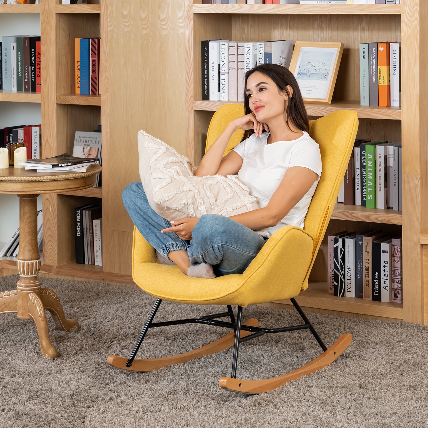 Fauteuil à bascule allaitement scandinave avec accoudoirs en tissu jaune à surpiqûres - KELAN