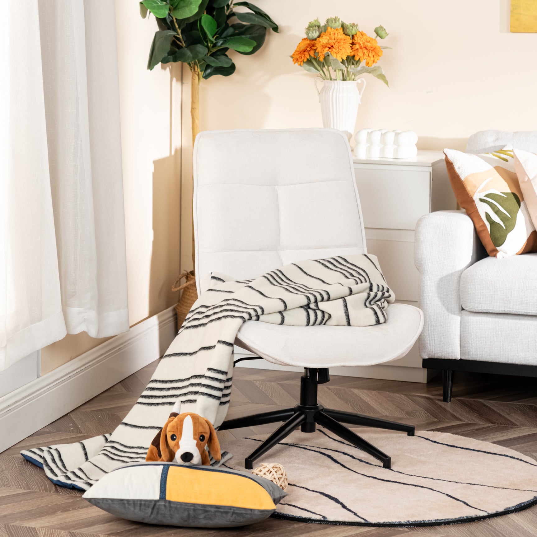 Verstellbarer Freizeitsessel aus beigem Chenille-Stoff, um 360° drehbar – CHARLOTTE