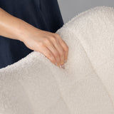 Fauteuil à bascule allaitement scandinave avec accoudoirs en tissu mouton bouclette beige à surpiqûres - FUNKEL