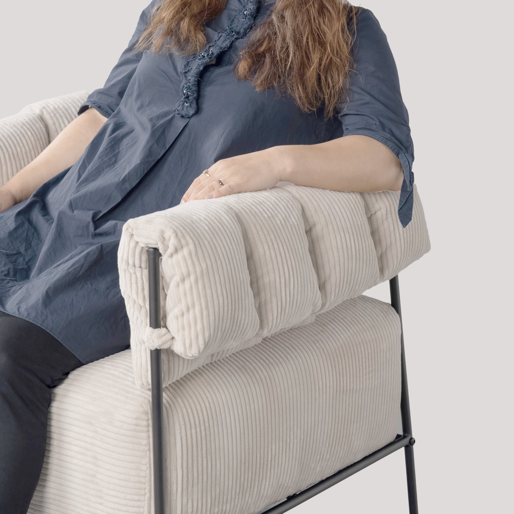 Fauteuil lounge avec accoudoirs en velours côtelé beige - DOMCO