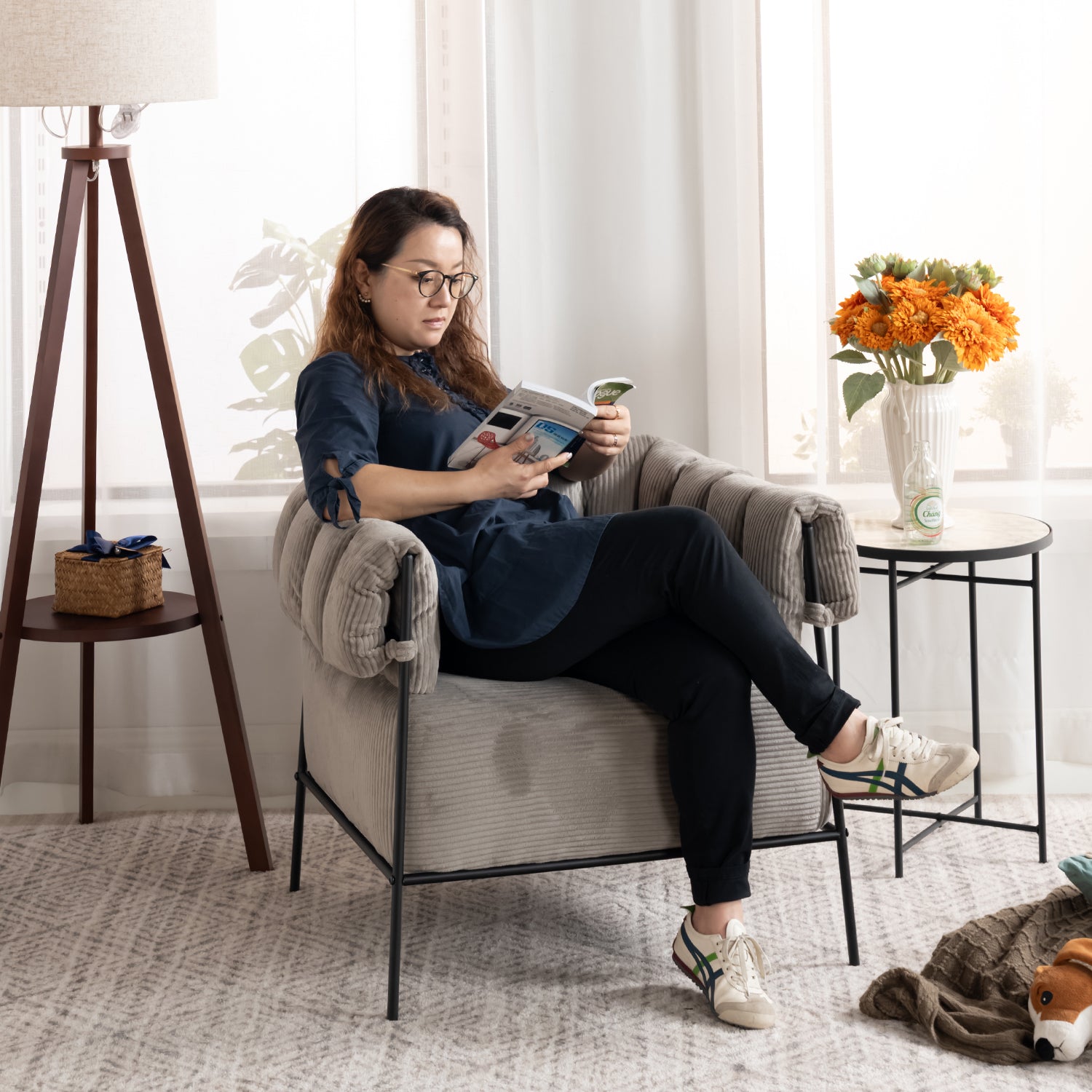 Fauteuil lounge avec accoudoirs en velours côtelé taupe clair - DOMCO