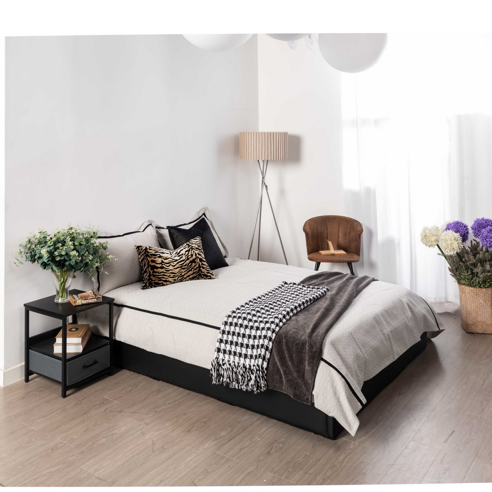 Lit coffre 2 places (140x190) avec sommier à lattes au style scandinave en similicuir noir - MAJESTY