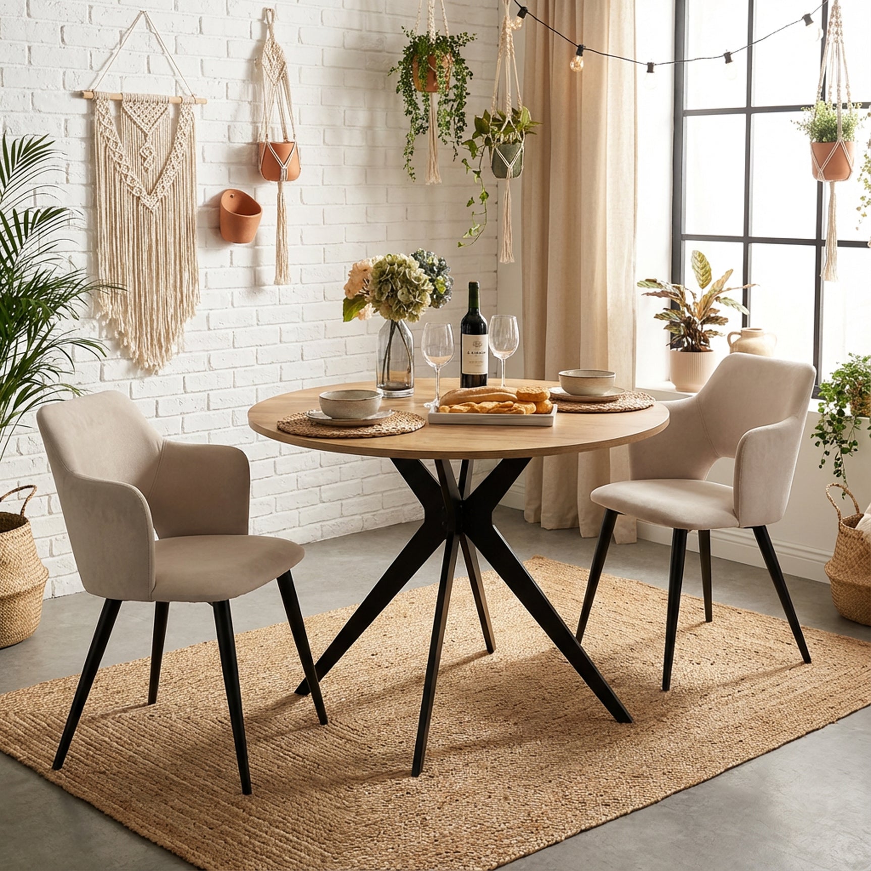 Ensemble table à manger ronde en chêne avec pieds en forme de X et 2 fauteuils en tissu beige de style scandinave pour salle à manger