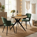 Ensemble table à manger ronde en chêne avec pieds en forme de X et 2 fauteuils en tissu vert de style scandinave pour salle à manger
