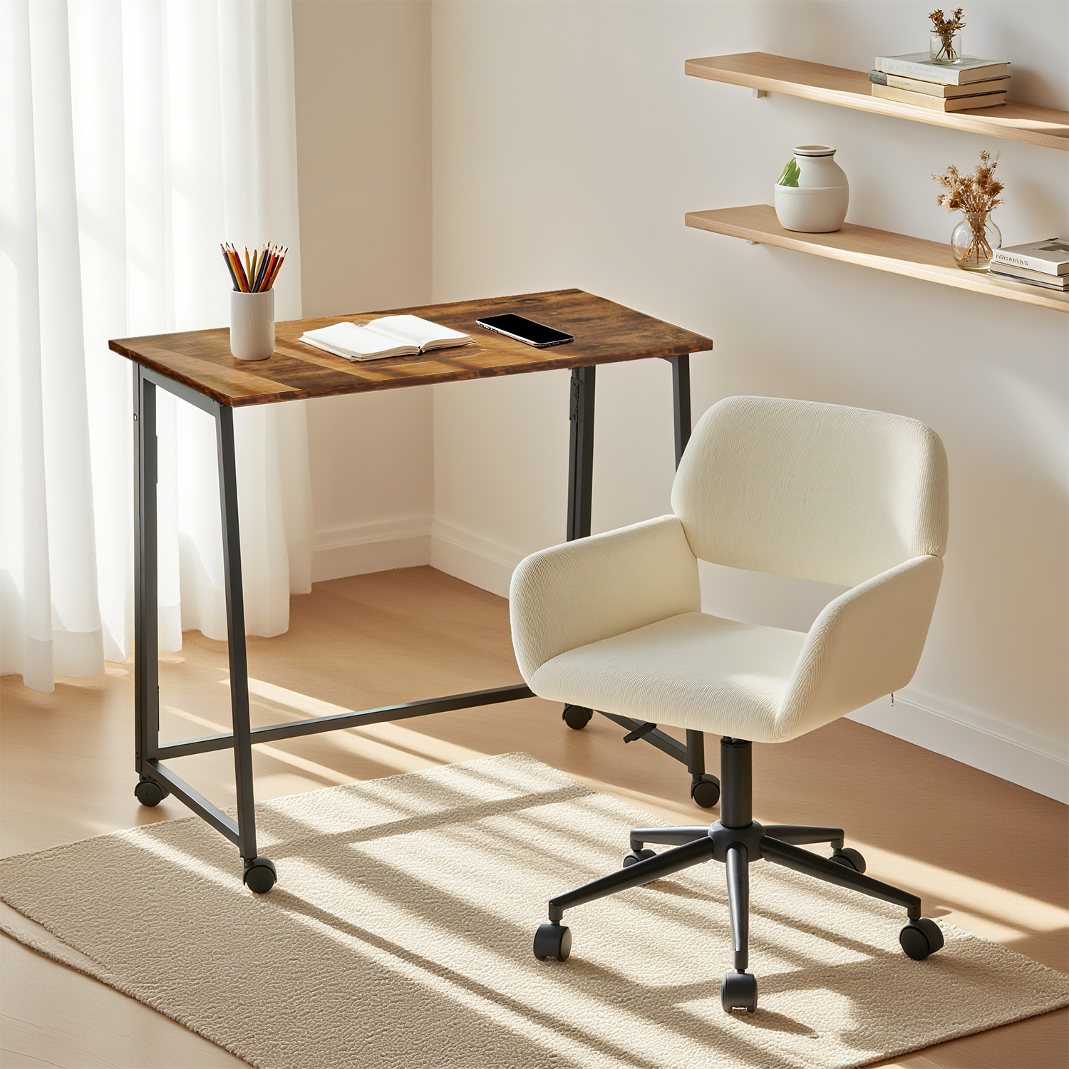 Con una oficina plegable industrial sobre ruedas y silla de terciopelo beige - Ascoli & Ross