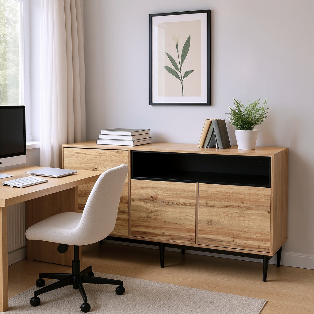 Modernes niedriges Buffet 160 cm in Naturholz mit 3 Türen, verstellbaren Regalen und schwarzen Füßen - 160 x 35 x 76 cm