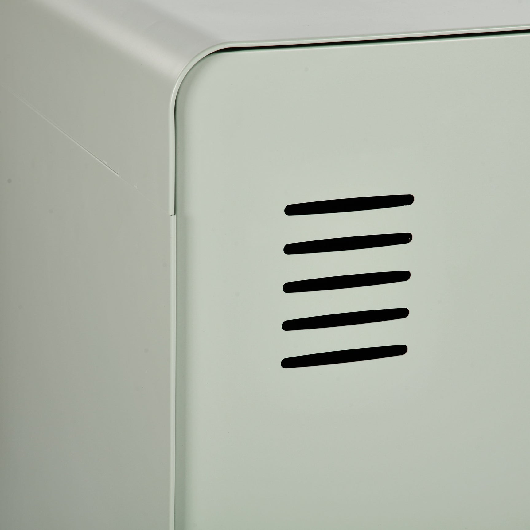 Hellgrüner Metallschrank/Spind im Industriestil mit Regalen und 2 Türen – WALNUSS