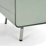 Hellgrüner Metallschrank/Spind im Industriestil mit Regalen und 2 Türen – WALNUSS