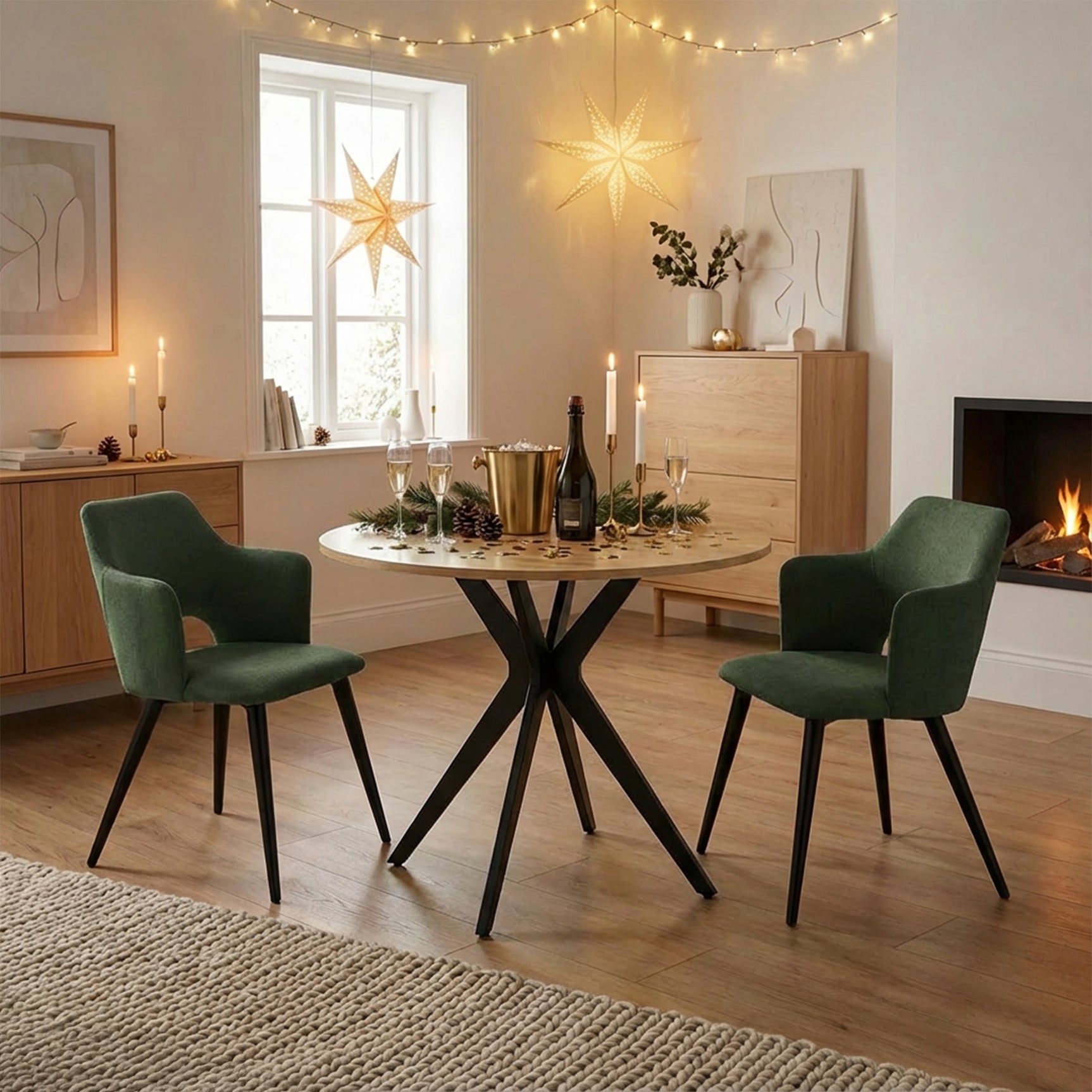 Ensemble table à manger ronde en chêne avec pieds en forme de X et 2 fauteuils en tissu vert de style scandinave pour salle à manger