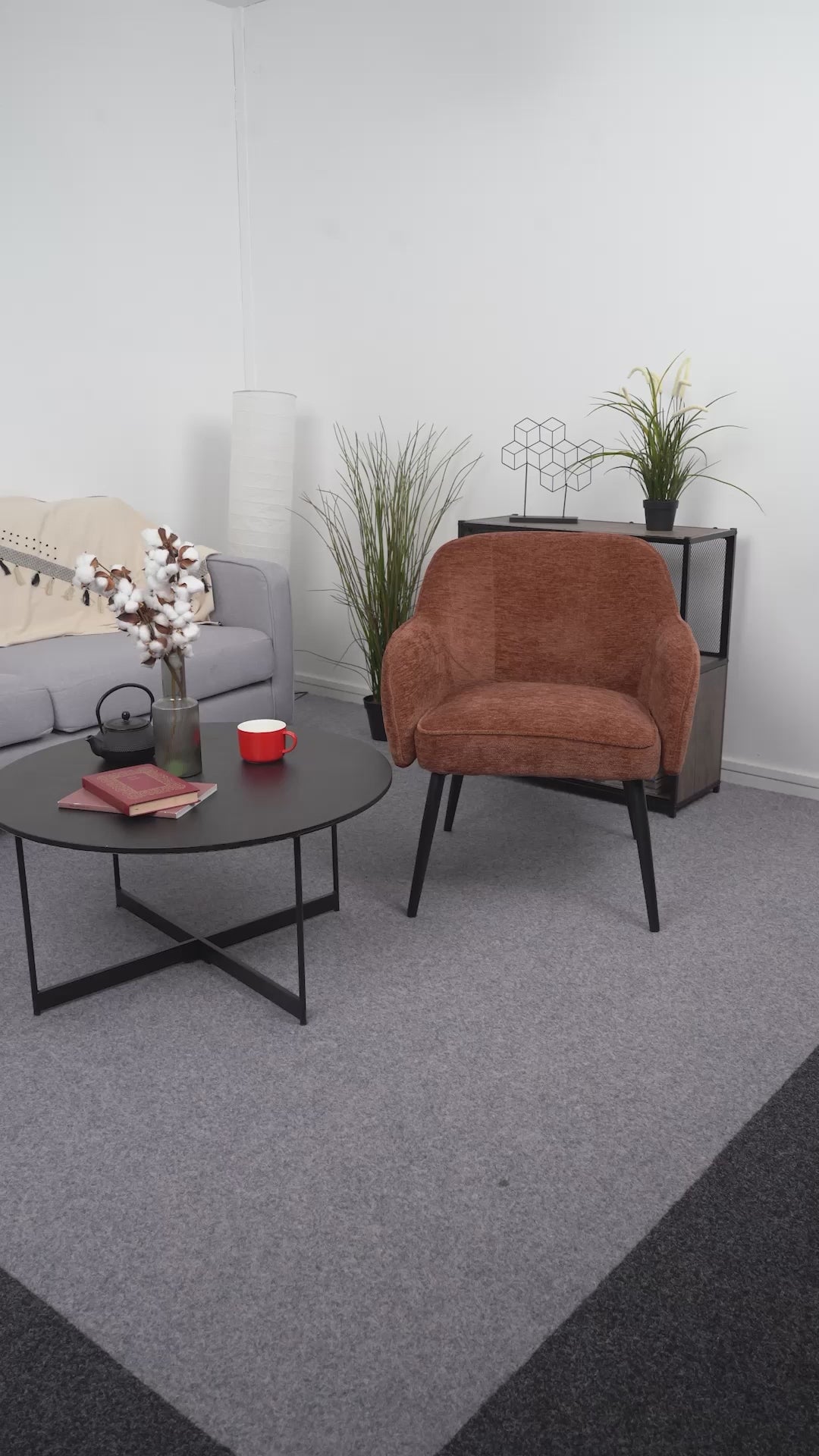 Fauteuil scandinave relax en tissu chenille marron caramel avec accoudoirs et pieds en métal noir ââ‚?MARRIAM