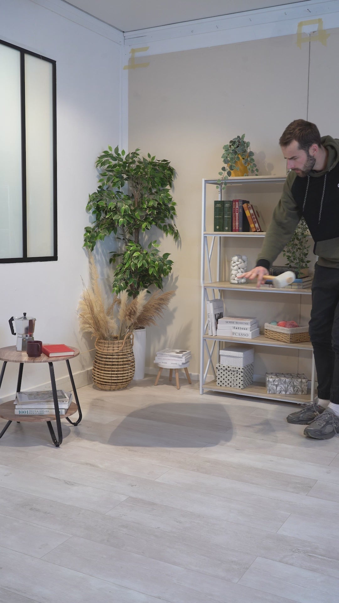 Fauteuil scandinave relax en tissu chenille marron caramel avec accoudoirs et pieds en métal noir ââ‚?MARRIAM