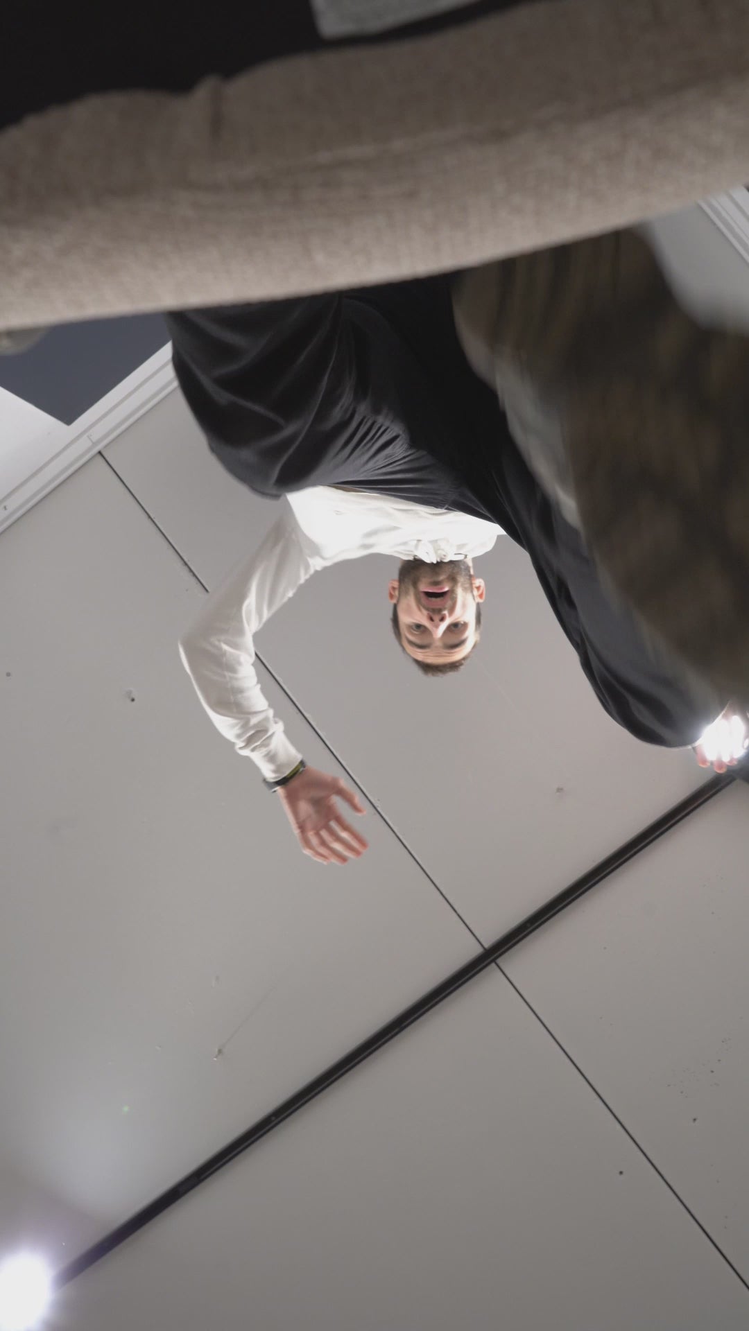 Set mit 6 skandinavischen Esszimmerstühlen mit Armlehnen aus beigem Stoff – BETH