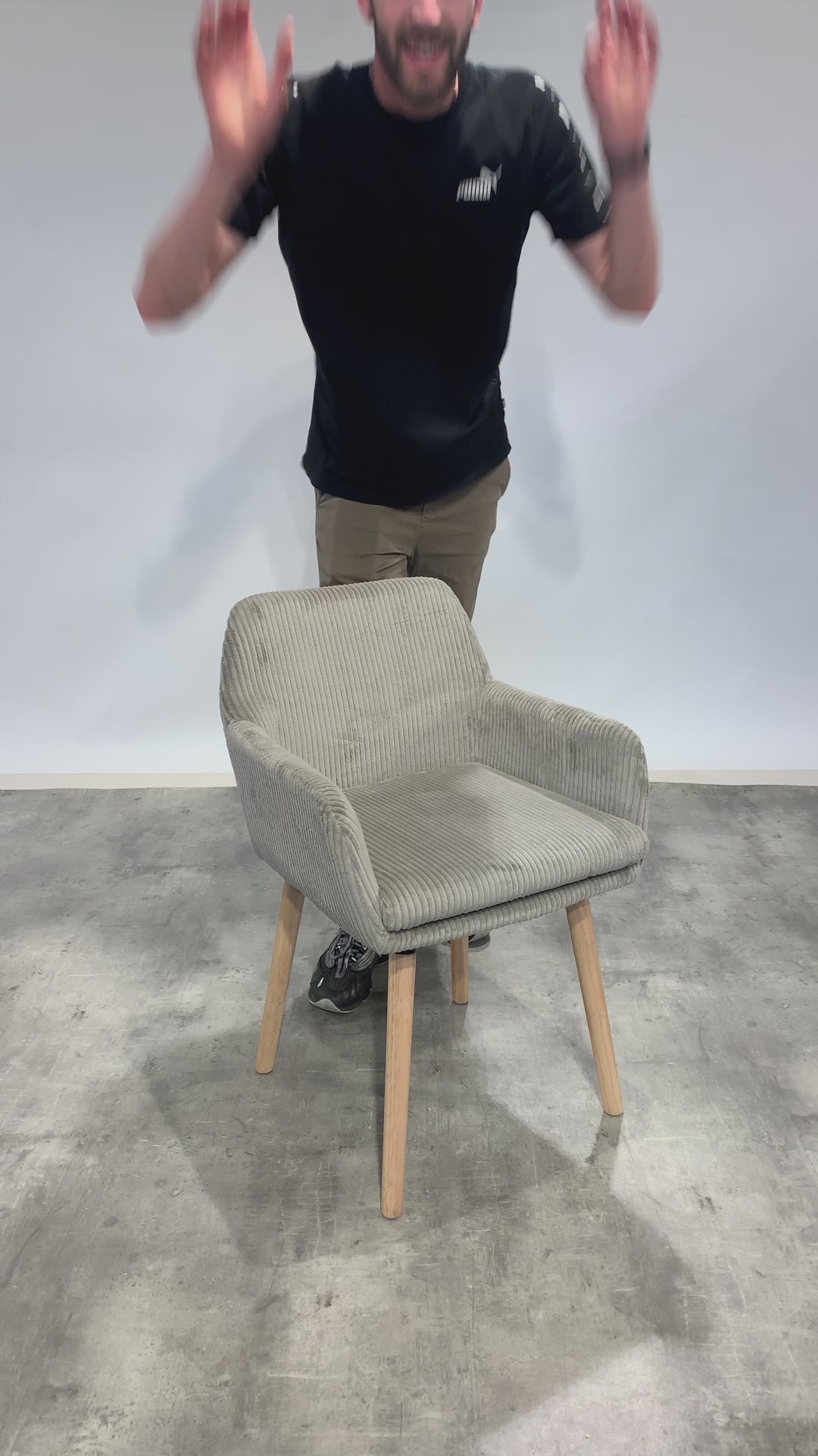Lot de 2 chaises de salle à manger de style scandinave avec pieds en bois et accoudoirs en velours côtelé gris - ELIA