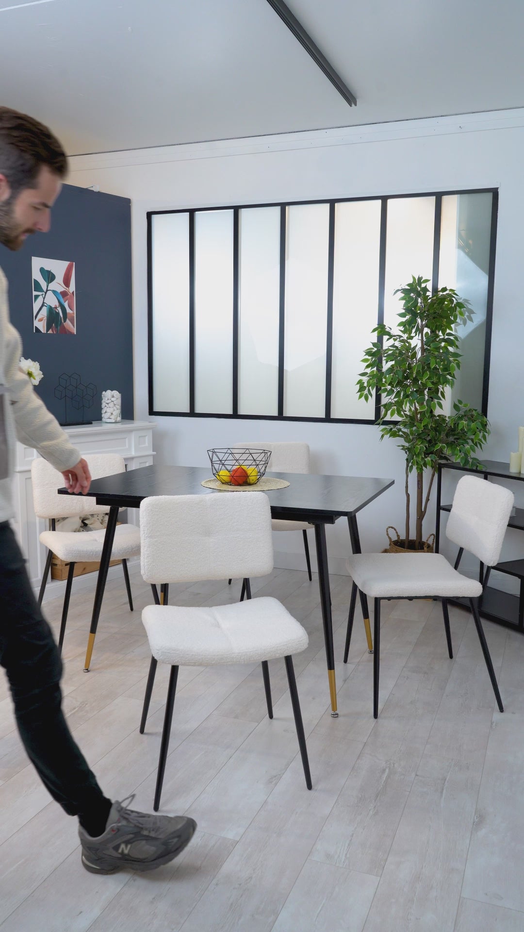 Set mit 4 skandinavischen Esszimmerstühlen aus beigem Schaffellstoff – POMONA