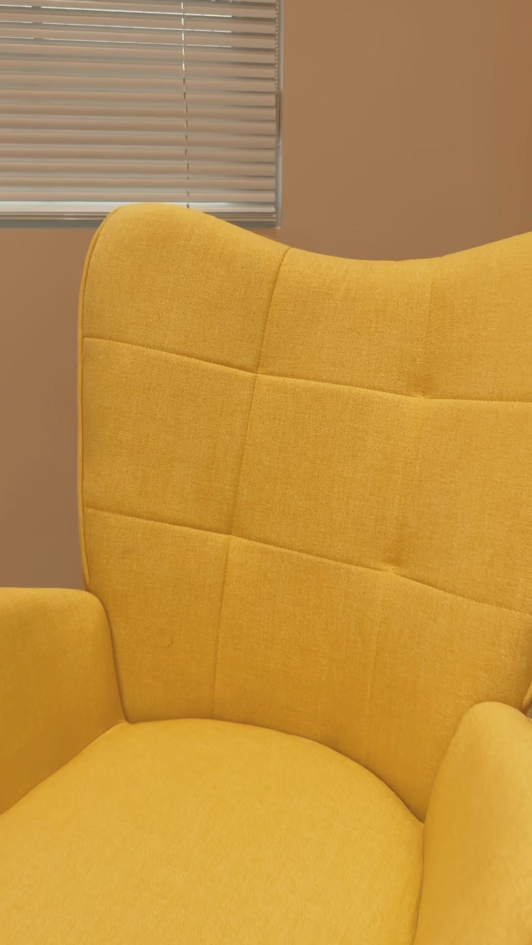 Poltrona scandinava che allatta al seno con bracciale in tessuto giallo con cuciture - Kelan