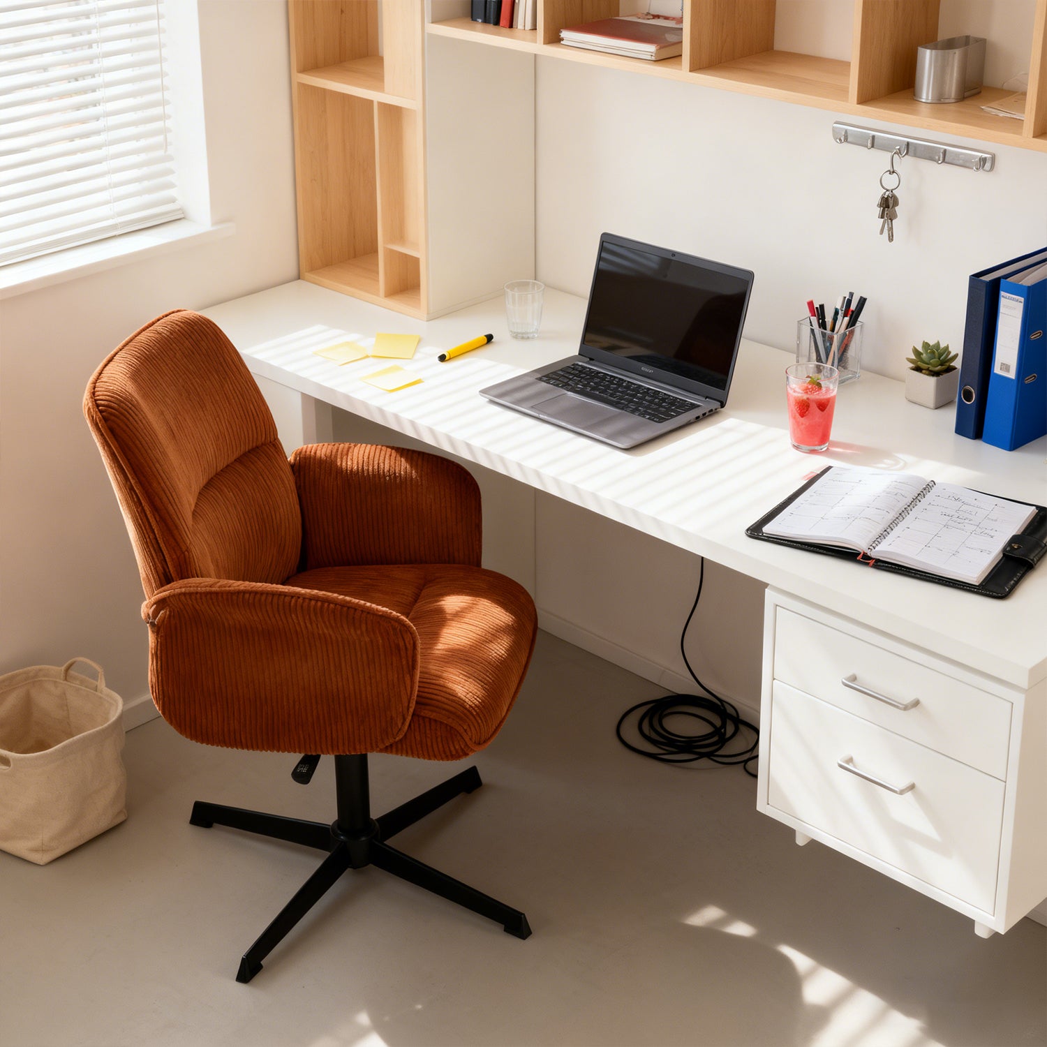 Fauteuil de bureau ergonomique pivotant et réglable avec accoudoirs en velours côtelé rouge - THOMASINA
