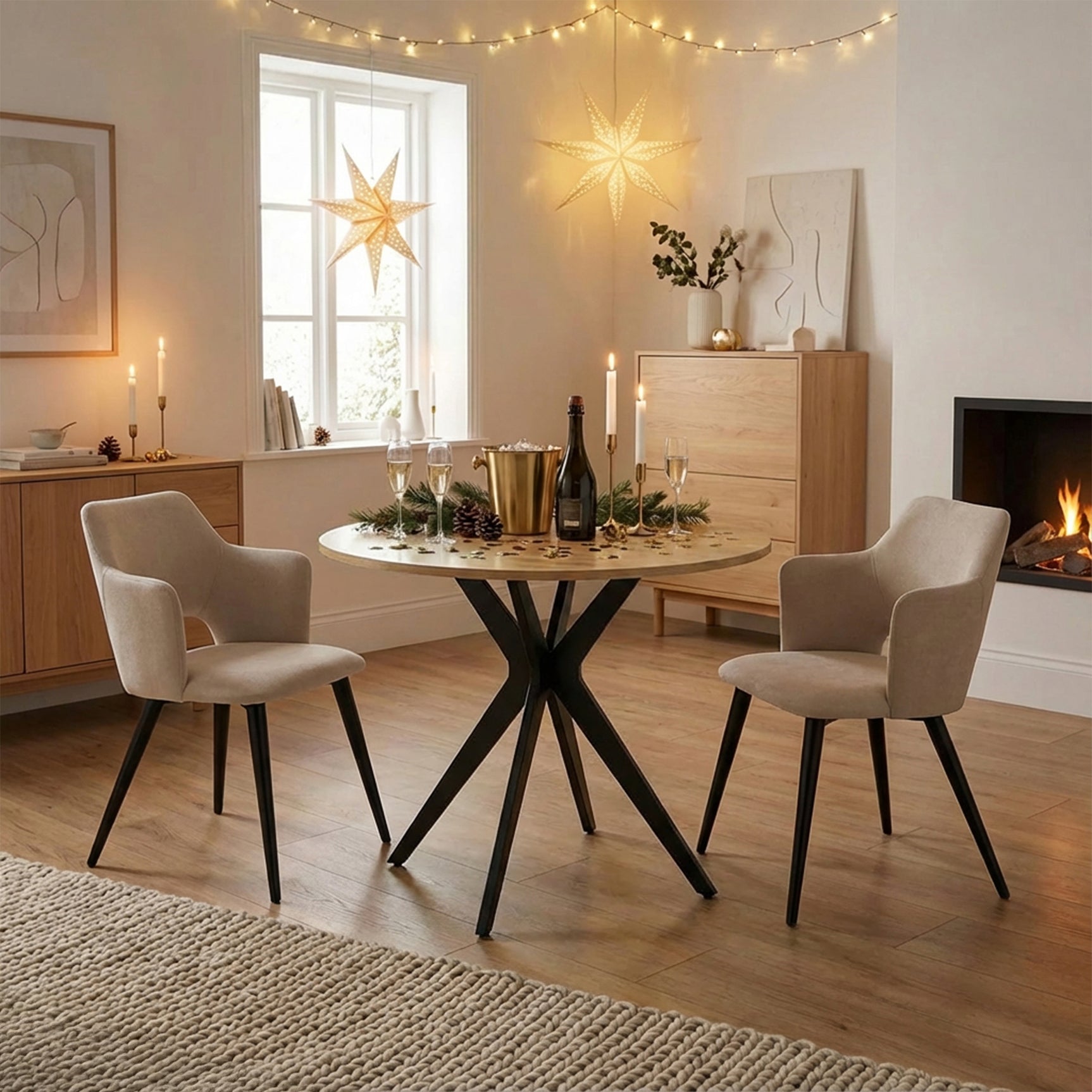 Ensemble table à manger ronde en chêne avec pieds en forme de X et 2 fauteuils en tissu beige de style scandinave pour salle à manger