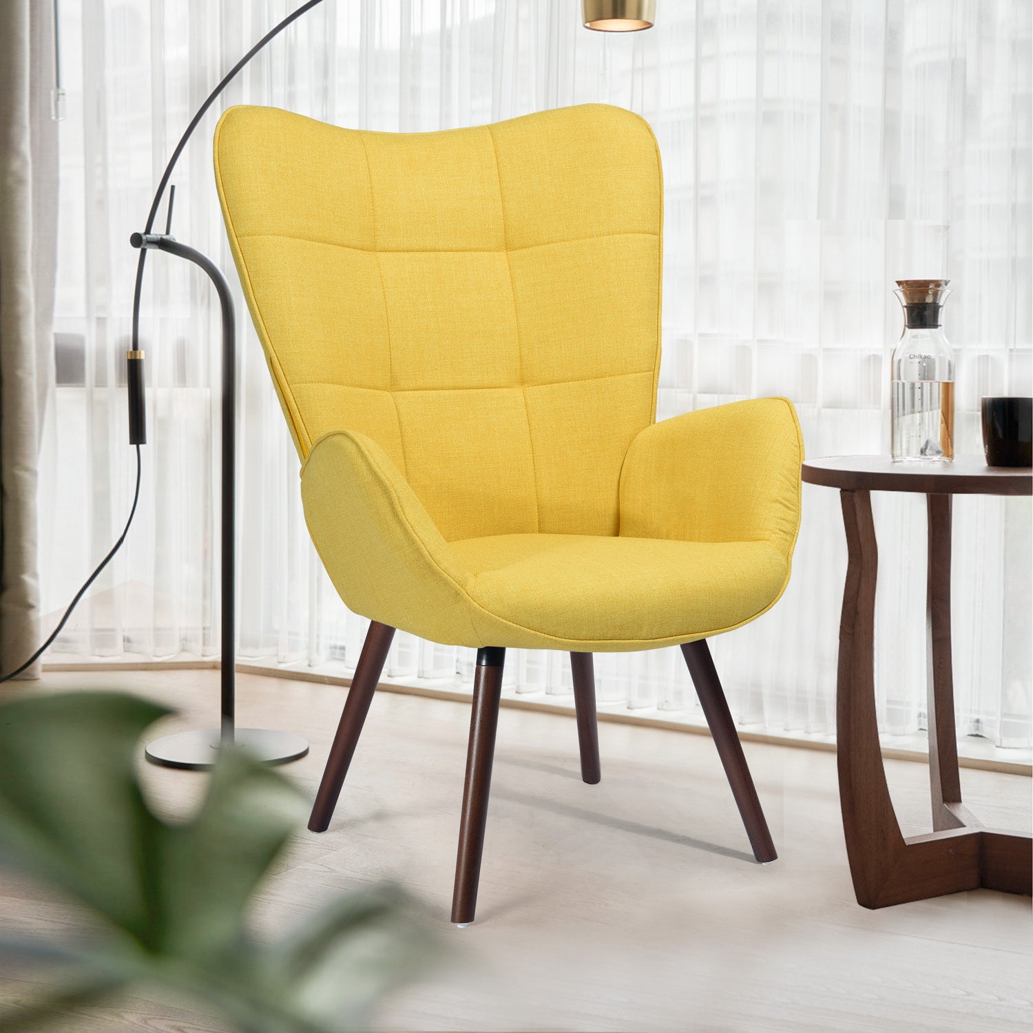 Fauteuil scandinave capitonné avec accoudoirs jaune, pieds en bois - BOGDAN YELLOW WOOD LEG