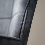 Poltrona scandinava imbottita con comodo schienale con braccioli in velluto blu, gambe in legno - BOGDAN BLUE WOOD LEG