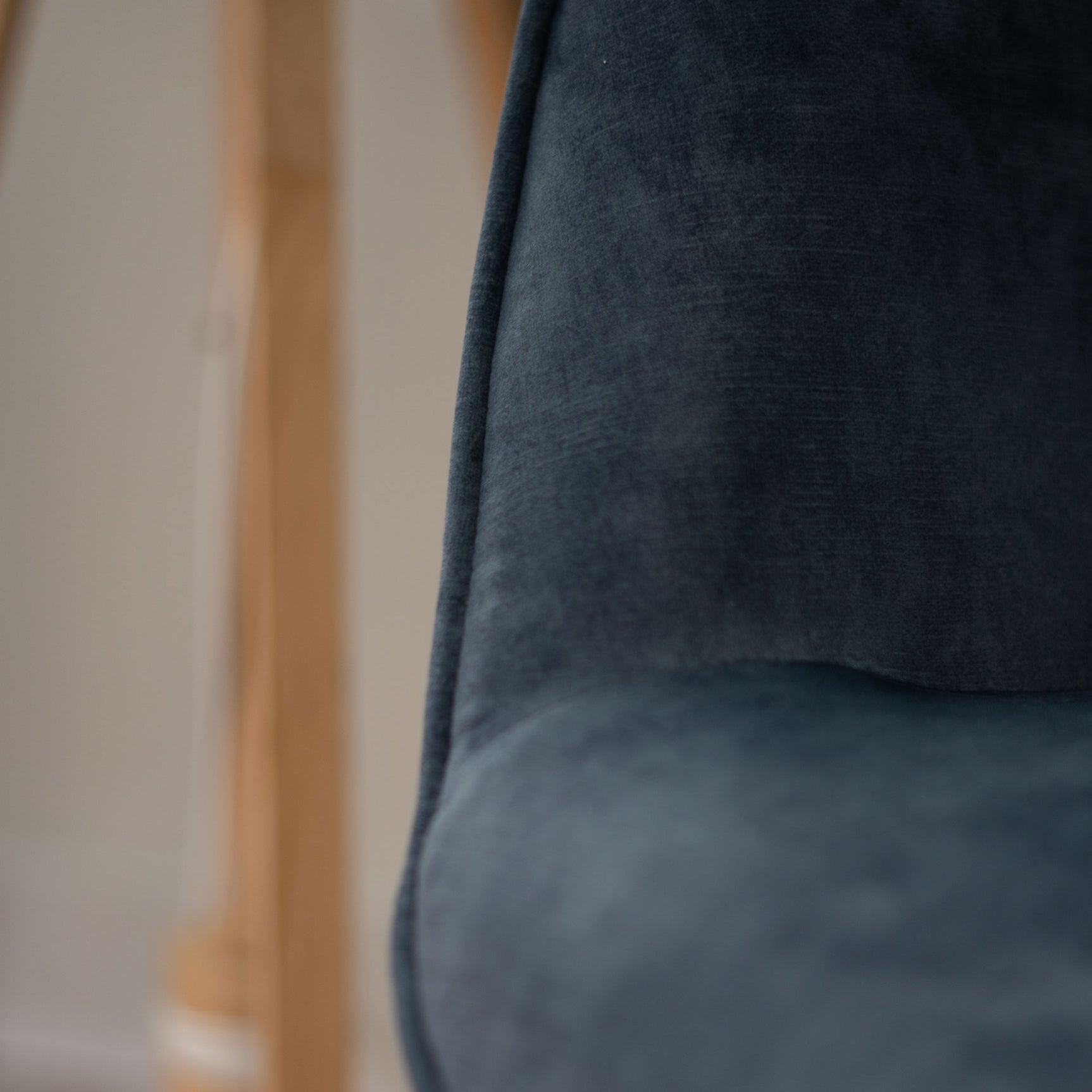 Poltrona scandinava imbottita con comodo schienale con braccioli in velluto blu, gambe in legno - BOGDAN BLUE WOOD LEG